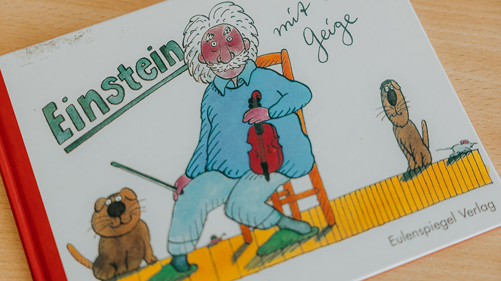 Einstein Buch (c) Jana Dünnhaupt Uni Magdeburg Einstein Buch (c) Jana Dünnhaupt Uni Magdeburg