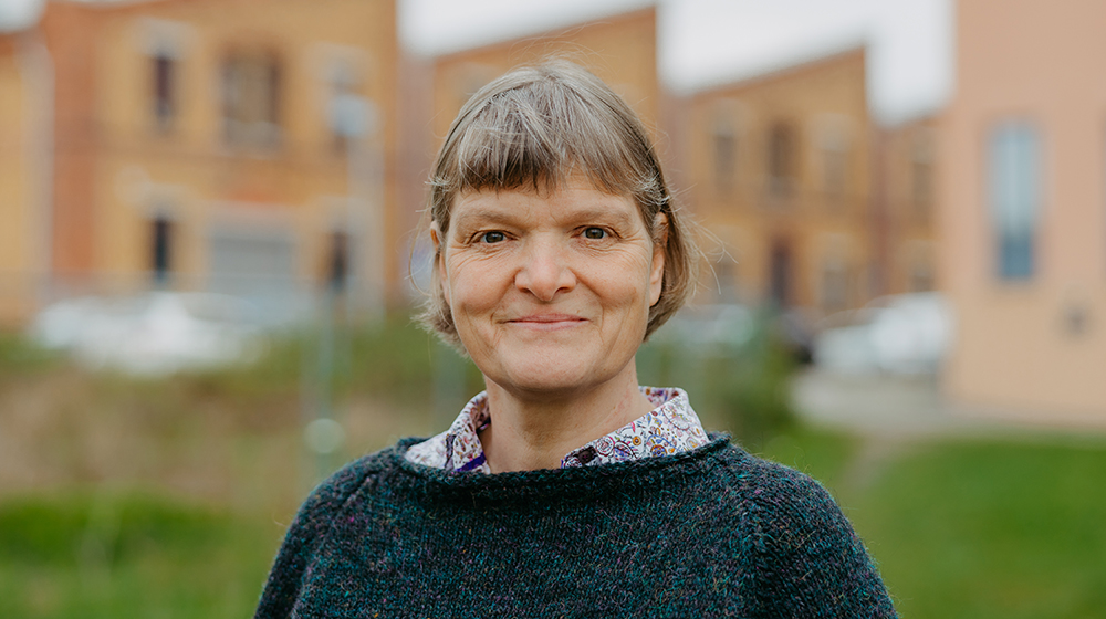 Portrait von Barbara Witter (c) Jana Dünnhaupt Uni Magdeburg Portrait von Barbara Witter vor den Speichern im Wissenschaftshafen (c) Jana Dünnhaupt Uni Magdeburg