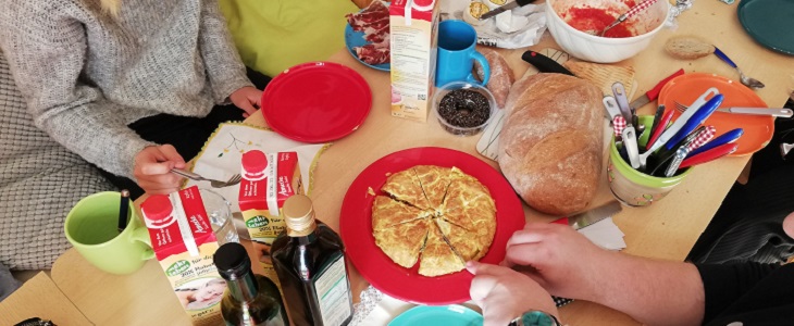 ... ¡Y en la cocina! Aprendemos a hacer una tortilla de patatas