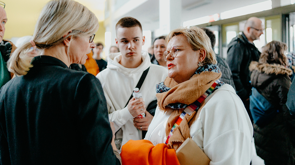/unimagdeburg_media/Presse/Bilder/Pressemitteilungen/2025/Mutter+mit+Sohn+im+Gespra%CC%88ch+mit+einer+Uni_Mitarbeiterin+beim+Elternabend+%28c%29+Hannah+Theile+Uni+Magdeburg-height-560-width-1000-p-117302.jpg