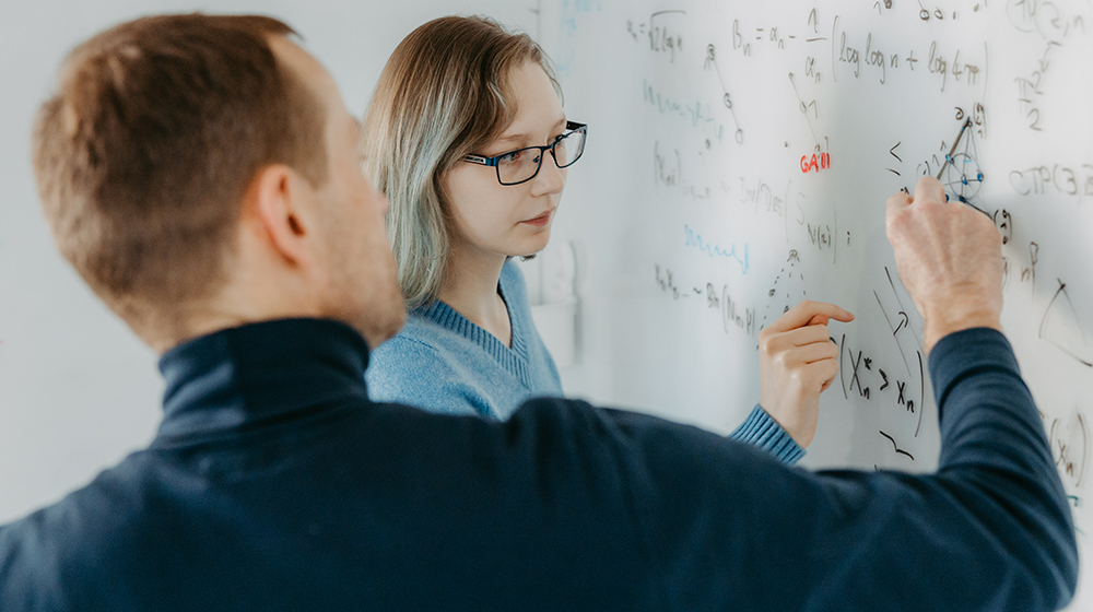 /unimagdeburg_media/Presse/Bilder/Pressemitteilungen/2026/Ein+junger+Mann+und+eine+junge+Frau+stehen+an+einem+Whiteboard+und+schreiben+mathematische+Formeln+%28c%29+Jana+Duennhaupt+Uni+Magdeburg-height-560-width-1000.jpg